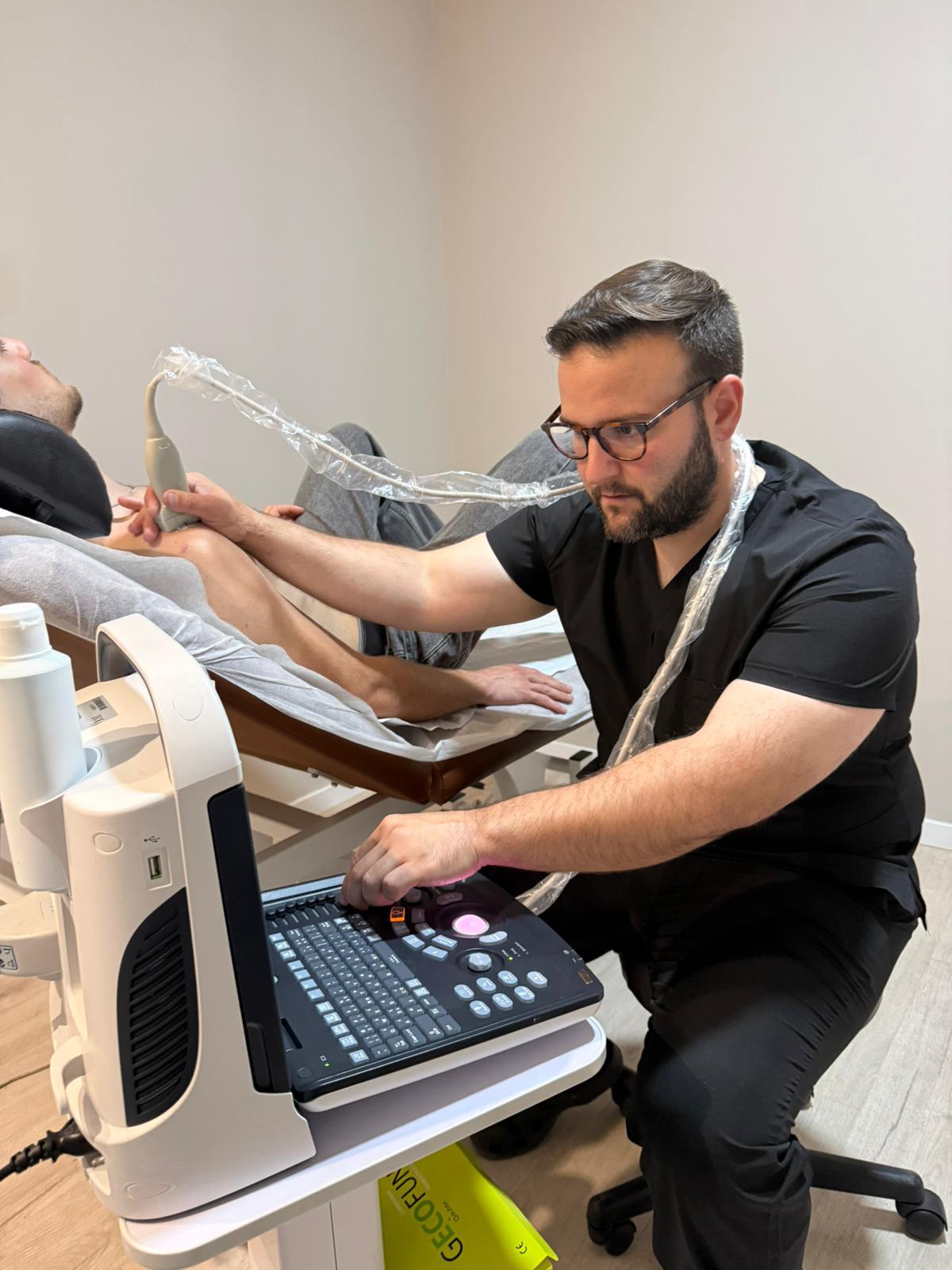 Fisioterapeuta realizando tratamiento con tecnología avanzada